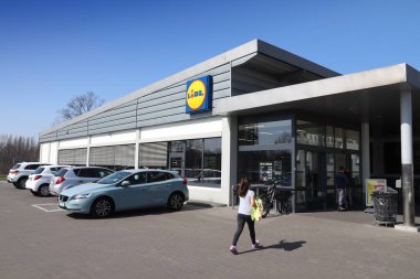 CHORZOW, POLAND - 7 Nisan 2018: İnsanlar Polonya 'nın Chorzow kentindeki Lidl süpermarketini ziyaret ediyor. Lidl, Polonya 'da 500 