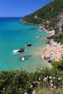 Korfu sahili - Yunanistan 'da bir ada. Myrtiotissa Sahili kayalıkların altında.