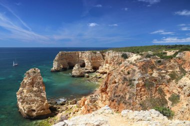Marinha Sahili doğal kemeri (Praia Marinha), Algarve bölgesindeki Portekiz Atlantik kıyısı manzarası. Güzel manzara.