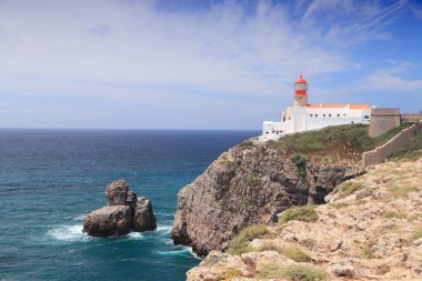 Portekiz - Algarve bölgesinin Batı Atlantik kıyısı. Cape St. Vincent (Cabo Sao Vicente) deniz feneri. Portekiz manzarası.