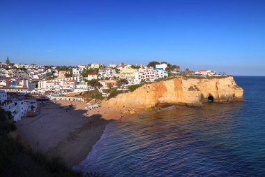 Portekiz 'deki Carvoeiro kayalıkları - Algarve bölgesi.