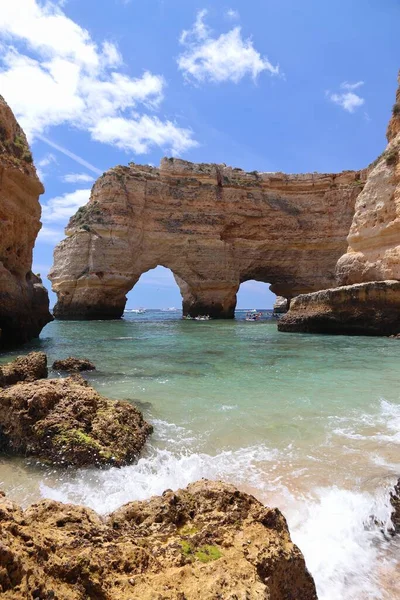 Marinha海滩自然拱门 Praia Marinha 葡萄牙阿尔加维地区的大西洋海岸景观 — 图库照片