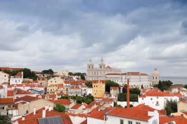 Sao Vicente de Fora Manastırı ile Lizbon şehri manzarası - Alfama Mahallesi. Yağmurlu hava.