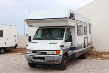 Baleal, PORTUGAL - 22 Mayıs 2018 Portekiz 'de park edilmiş Iveco karavan. 2018 yılında Portekiz 'i 25,9 milyon turist ziyaret etti.