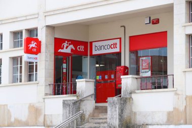 NAZARE, PORTUGAL - 22 Mayıs 2018: CTT Correios de Portugal (ulusal posta servisi) ve Banco CTT (bankacılık ve finans hizmetleri) Nazare şubesi.