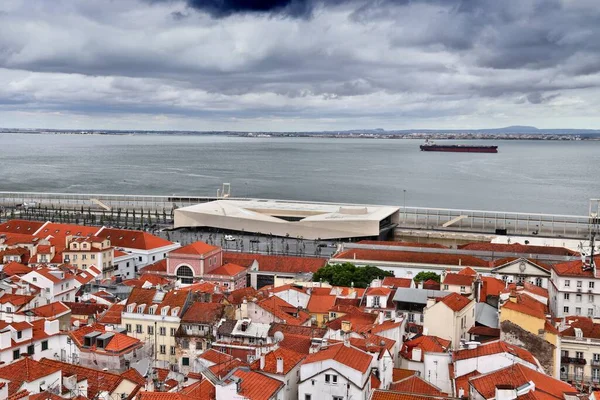 Lizbona Widok Miasta Deszczowy Dzień Architektura Dzielnicy Alfama Rzeka Tagus — Zdjęcie stockowe