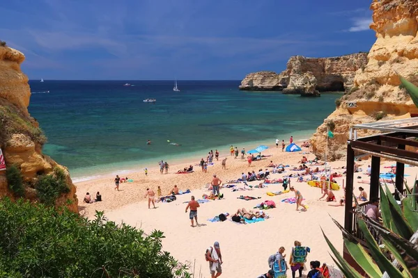 Algarve Portugal Maio 2018 Multidões Turistas Visitam Praia Marinha Região — Fotografia de Stock