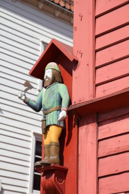 Norveç 'teki Bergen şehri. Bryggen Mahallesi, UNESCO Dünya Mirası Bölgesi 'ndeki eski mimarinin ahşap detayları.