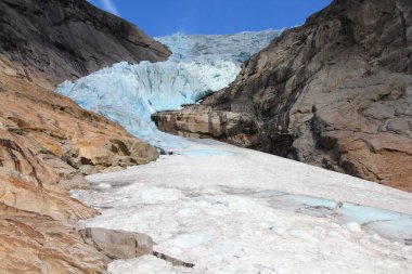 Norveç doğası - buzul manzarası. Jostedalsbreen Ulusal Parkı - Briksdalsbreen Buzulu.