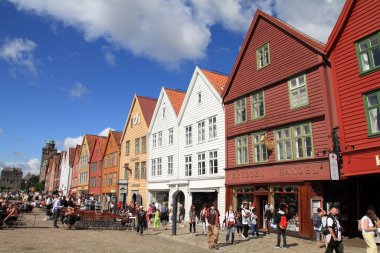BERGEN, NORway - 14 AĞUSTOS 2010: İnsanlar Bergen, Norveç 'teki Bryggen caddesini ziyaret ediyor. Bryggen, UNESCO 'nun Dünya Mirası Bölgesi ve Norveç' in en popüler merkezlerinden biridir..