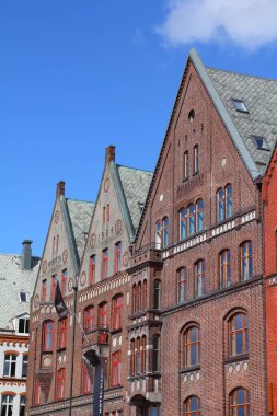 BERGEN, NORway - 14 AĞUSTOS 2010: Bergen, Norveç 'teki Bryggen Caddesi' nin mimarisi. Bryggen, UNESCO 'nun Dünya Mirası Bölgesi ve Norveç' in en popüler merkezlerinden biridir..