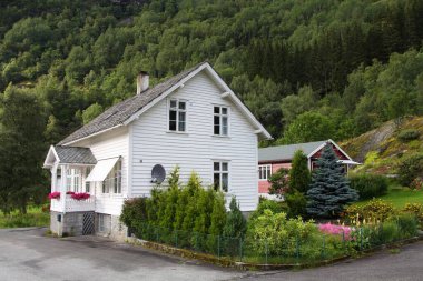 VESTLAND, NORWay - 13 AĞUSTOS 2010: Genel konut binası, Vestland, Norveç 'te ahşap ev, kamu caddesinde görüldü. Norveç 'te 2019' da ortalama mülk fiyatı 398.000 dolardı..