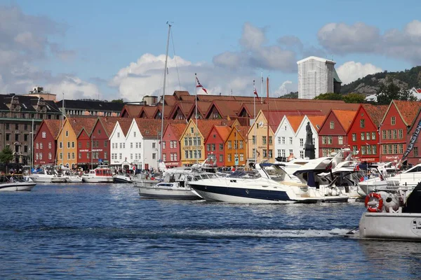 Bergen Norwegia Sierpnia 2010 Ludzie Odwiedzają Ulicę Bryggen Bergen Norwegia — Zdjęcie stockowe