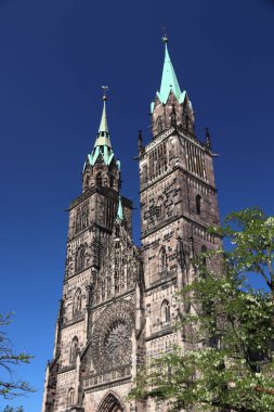 Almanya 'nın simgeleri. St Lorenz Kilisesi (Lorenzkirche) - Almanya 'nın Nurnberg kentinin gotik simgesi.