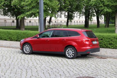 DRESDEN, ALMANY - 10 Mayıs 2018: Almanya 'da park edilmiş kırmızı Ford Focus steyşın vagon. Almanya 'da kayıtlı 45.8 milyon araç bulunmaktadır (2017 itibariyle).).