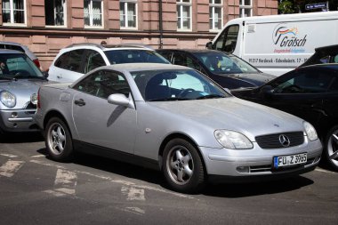 NUREMBERG, ALMANY - 7 Mayıs 2018: Mercedes-Benz SLK lüks coupe arabası Almanya 'da park edildi. Almanya 'da kayıtlı 45.8 milyon araç bulunmaktadır (2017 itibariyle).).