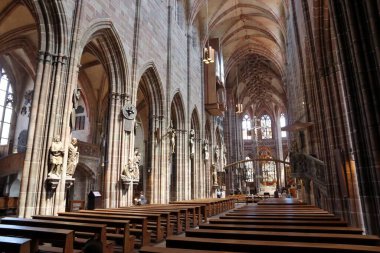 NUREMBERG, GERMANY - 8 Mayıs 2018: Nuremberg 'deki St. Lorenz Kirche (Saint Lawrence Kilisesi) İçişleri. Gotik yapı Bavyera 'daki Evanjelik Luteryan Kilisesi' ne ait..