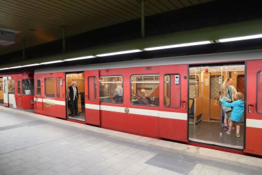 NUREMBERG, ALMANY - 6 Mayıs 2018: Nuremberg, Almanya 'da insanlar metroya VAG ile biniyor. Nuremberg, Fransa 'nın orta kesiminde yer alır. Burada 511 bin 628 kişi yaşıyor..