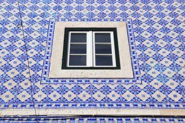 Azulejos - Lizbon 'da geleneksel Portekiz fayansları. Mimarlık süsü.
