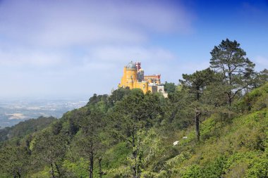 Sintra, Portekiz 'deki Pena Sarayı. Romantizm mimarisi.