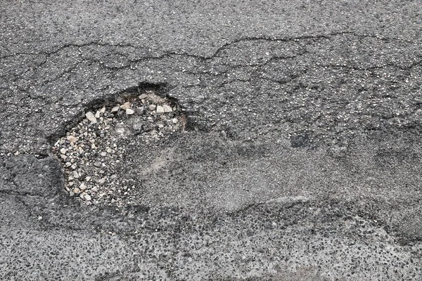 ポルトガルのアルブフェイラの地元の通りの損傷した表面 道路整備の考え方 — ストック写真