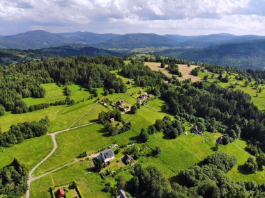 Polonya 'daki Beskid Dağları. Milowka yakınlarındaki Zywiec Beskids (Beskid Zywiecki) manzarası.