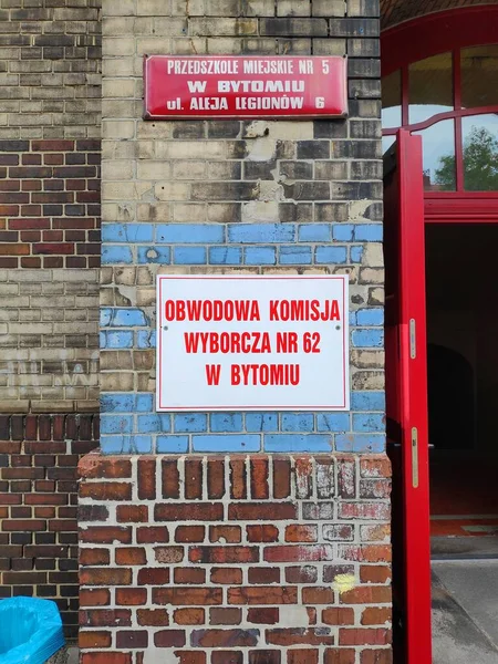 Bytom Polsko Června 2020 Znaky Označující Místní Volební Stanici Škole — Stock fotografie