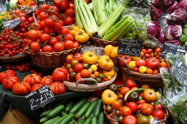 London Borough Market Tomates Pepinos Apio Puesto Mercado —  Fotos de Stock