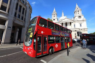 LONDON, İngiltere - 8 Temmuz 2016: İnsanlar Ludgate Hill, Londra 'da çift katlı bir otobüse biniyor. Londra ulaşımı (TFL) 673 güzergahta 8 bin otobüsü çalıştırmaktadır..