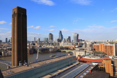 Londra Birleşik Krallık silueti - Tate Modern Kulesi ve ofis binalarıyla şehir manzarası.