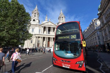 LONDON, İngiltere - 8 Temmuz 2016: İnsanlar Ludgate Hill, Londra 'da çift katlı bir otobüse biniyor. Londra ulaşımı (TFL) 673 güzergahta 8 bin otobüsü çalıştırmaktadır..