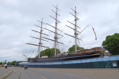 LONDON, İngiltere - 8 Temmuz 2016: İnsanlar Greenwich, Londra, İngiltere 'deki ünlü Cutty Sark müze gemisini ziyaret ediyor. Greenwich Kraliyet Borough, Londra 'nın 274,800 nüfuslu bir şehridir..