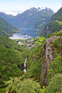 Norveç 'teki Geiranger Fiord. Limanda gemi turu..