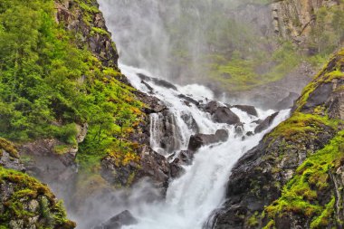 Hordaland, Norveç 'te Latefossen şelalesi. Eski taş köprü.