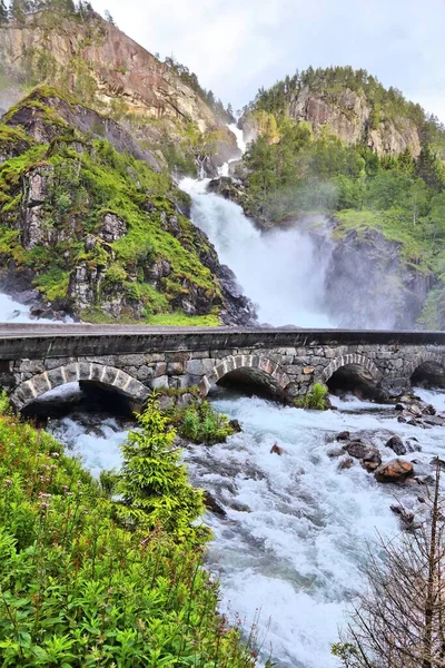 Wodospad Latefossen Hordaland Norwegia Stary Kamienny Most — Zdjęcie stockowe