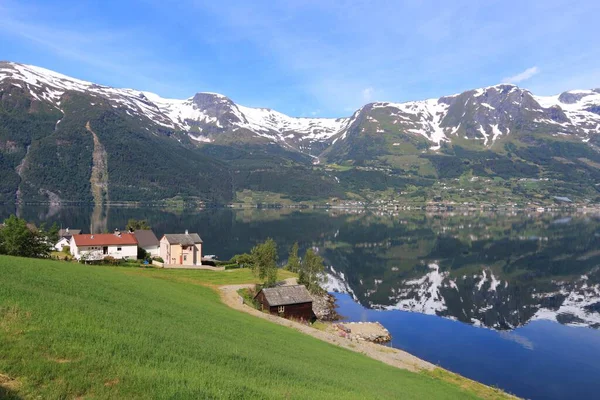 ウルレンスバン村 ノルウェーのフィヨルドの風景 ハードレンジャー フィヨルドの一部はソールフィヨルドと呼ばれています 朝の景色 — ストック写真