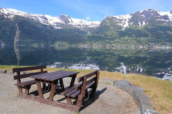 挪威的峡湾美丽的地方 称为Sorfjord的Hardanger Fjord的一部分 有休息厅野餐桌的晨景 — 图库照片