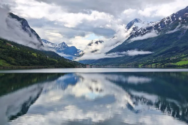 Serene Dramatische Landschap Noorwegen Bewolkt Nordfjord Uitzicht Olden — Stockfoto