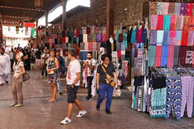 DUBAI, BAE - 9 Aralık 2017: insanlar Bur Dubai, BAE 'deki Tekstil Çarşısını ziyaret ediyor. Dubai, BAE 'nin en kalabalık şehri ve büyük bir küresel şehirdir..