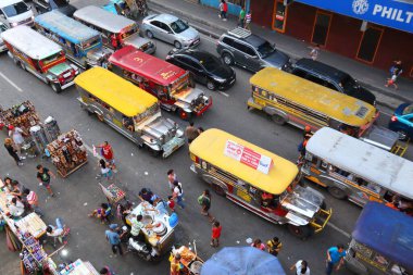 MANILA, PHILIPPINES - 25 Kasım 2017: insanlar Manila, Filipinler 'de yoğun trafikte araba kullanırlar. Metro Manila, 24 milyon insanın yaşadığı dünyanın en büyük kentsel alanlarından biri..