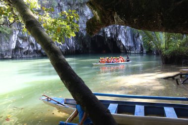 PUERTO PRINCESA, PHIPPINES - 29 Kasım 2017: İnsanlar Filipinler 'in Puerto Princesa kentindeki yeraltı nehrine giden teknelere biniyor. Puerto Prensesi Yeraltı Nehri UNESCO 'nun Dünya Mirası Alanıdır..