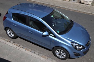 NUREMBERG, ALMANY - 7 Mayıs 2018: Opel Corsa ekonomi otomobili Almanya 'da park halinde. Almanya 'da kayıtlı 45.8 milyon araç bulunmaktadır (2017 itibariyle).).