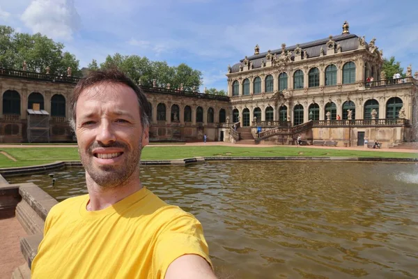 Selfie Turístico Con Zwinger Palace Dresde Alemania Euro Viaje Viajero —  Fotos de Stock