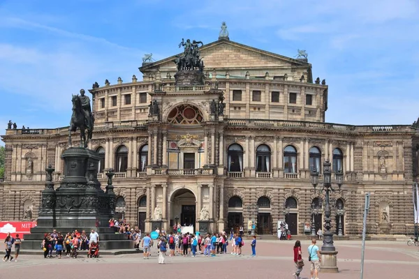 Dresden Duitsland Mei 2018 Mensen Bezoeken Semperoper Opera House Altstadt — Stockfoto