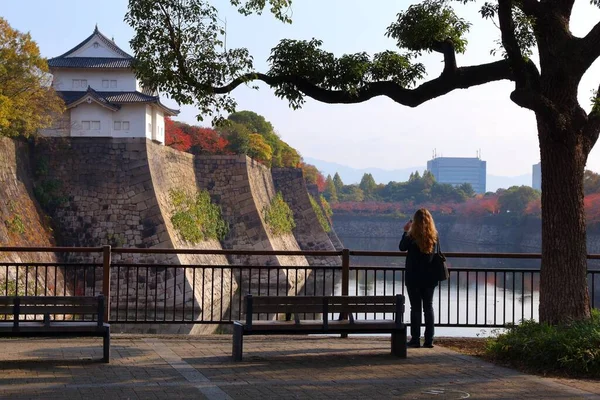 Touristen Fotografieren Japanische Sehenswürdigkeiten Burggraben Und Schlosspark Von Osaka Japan — Stockfoto