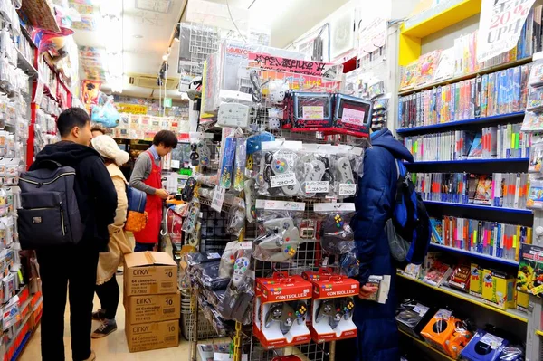 Tokyo Japan December 2016 Människor Besöker Retro Gaming Samlarobjekt Butik — Stockfoto
