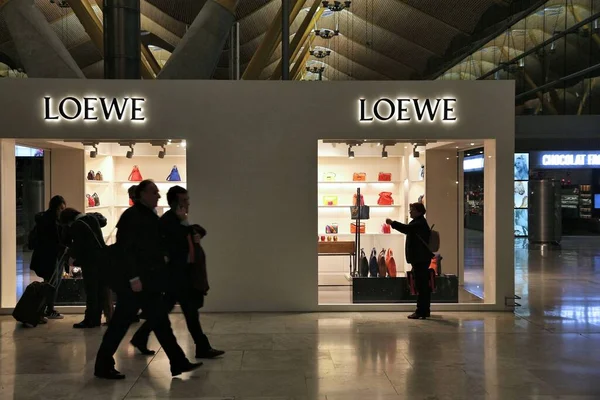 Madrid Spanien December 2016 Passagerare Besöker Loewe Modebutik Madrids Flygplats — Stockfoto