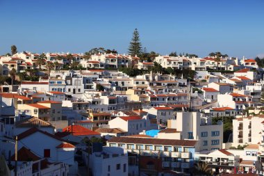 Portekiz 'deki Carvoeiro beyaz tatil köyü - Algarve bölgesi.