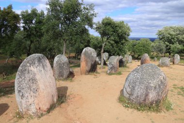 Avrupa 'daki Neolith bölgesi. Portekiz 'de Almendres Cromlech megalith taşları.