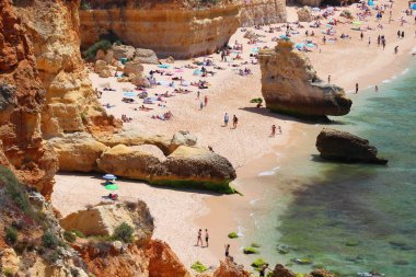 ALGARVE, PORTUGAL - 31 Mayıs 2018: Portekiz 'in Algarve bölgesindeki Marinha Sahili' ni ziyaret eden turistler. Algarve kıyı bölgesinde yılda 17 milyondan fazla turist ağırlanıyor..